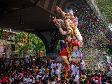 Mumbai, Hindistan - 12 Eylül 2019: On gün süren Ganesh Chaturthi festivalinin sona ermesi münasebetiyle Mumbai 'deki Ganesh Visarjan' ın en uzun Ganesha Tanrısı 'na binlerce dindar veda etti.