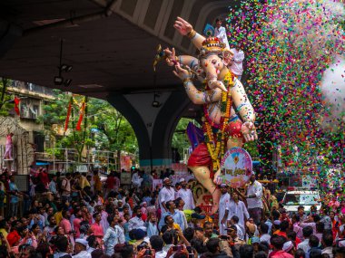Mumbai, Hindistan - 12 Eylül 2019: On gün süren Ganesh Chaturthi festivalinin sona ermesi münasebetiyle Mumbai 'deki Ganesh Visarjan' ın en uzun Ganesha Tanrısı 'na binlerce dindar veda etti.