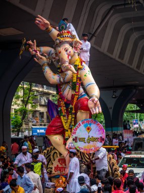 Mumbai, Hindistan - 12 Eylül 2019: On gün süren Ganesh Chaturthi festivalinin sona ermesi münasebetiyle Mumbai 'deki Ganesh Visarjan' ın en uzun Ganesha Tanrısı 'na binlerce dindar veda etti.