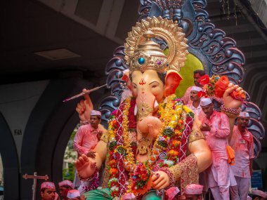 Mumbai, Hindistan - 12 Eylül 2019: On gün süren Ganesh Chaturthi festivalinin sona ermesi münasebetiyle Mumbai 'deki Lalbaugcha Raja' ya veda eden binlerce dindar.