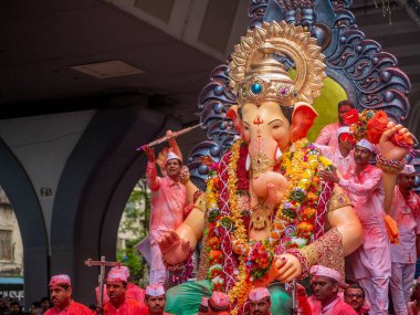 Mumbai, Hindistan - 12 Eylül 2019: On gün süren Ganesh Chaturthi festivalinin sona ermesi münasebetiyle Mumbai 'deki Lalbaugcha Raja' ya veda eden binlerce dindar.