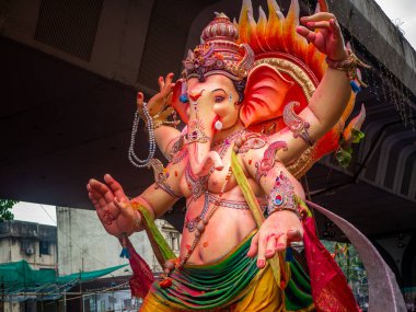 Ganesh Visarjan sırasındaki Ganesh Chaturthi festivalinin 10 gün sürecek olan büyük heykeli..