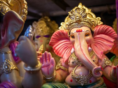 Ganesha 'nın heykeli Ganesh festivaline hazır.