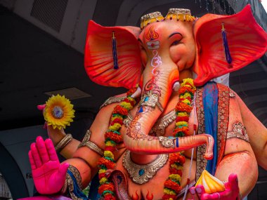 Ganesh Visarjan sırasındaki Ganesh Chaturthi festivalinin 10 gün sürecek olan büyük heykeli..