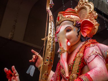 Ganesh Visarjan sırasındaki Ganesh Chaturthi festivalinin 10 gün sürecek olan büyük heykeli.