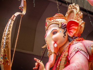 Ganesh Visarjan sırasındaki Ganesh Chaturthi festivalinin 10 gün sürecek olan büyük heykeli.