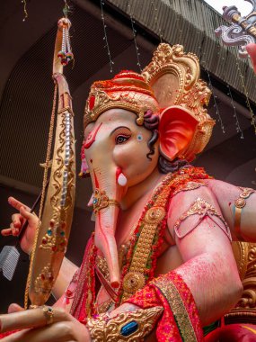 Ganesh Visarjan sırasındaki Ganesh Chaturthi festivalinin 10 gün sürecek olan büyük heykeli.