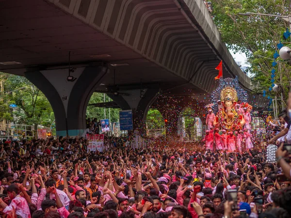 Mumbai Indie Září 2019 Tisíce Oddaných Loučí Lalbaugchou Rajou Bombaji — Stock fotografie