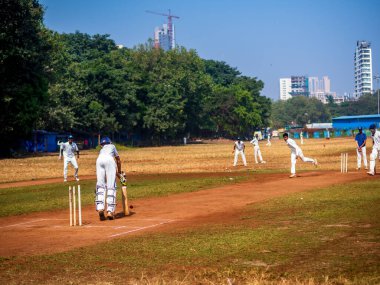 Mumbai, Hindistan - 18 Aralık 2019: Çocukların Mumbai 'de uyguladığı Hindistan' ın en ünlü sporu