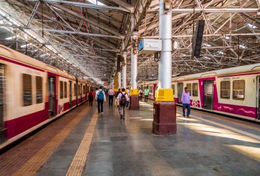 Mumbai, Hindistan - 18 Aralık 2019: Mumbai Suburban Demiryolu, dünyanın en yoğun banliyö demiryolu sistemlerinden biri.