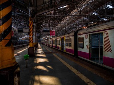 Mumbai, Hindistan - 18 Aralık 2019: CST istasyonunun vektörel mimarisi ile boş platformu, CST Mumbai işçi sınıfı için en yoğun tren istasyonlarından biridir.