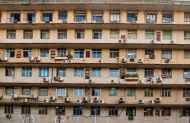 Mumbai, Hindistan - 18 Aralık 2019: Cam pencere ve klima üniteleri ile CST İstasyon Ofisi cephesi