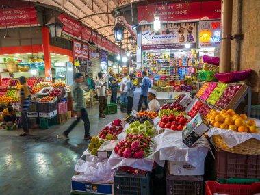 Mumbai, Hindistan - 18 Aralık 2019: Güney Mumbai 'deki Crowford pazarında meyve satıcısı