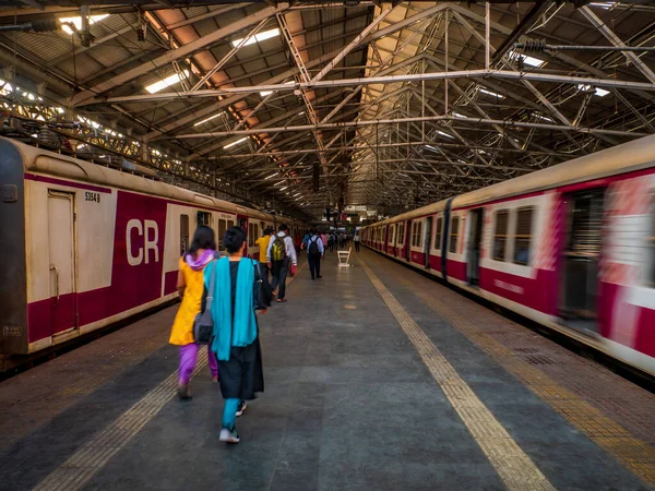 インド ムンバイ 2019年12月18日 世界で最も混雑が激しい通勤鉄道システムの1つであるムンバイ サブアーバン鉄道 — ストック写真