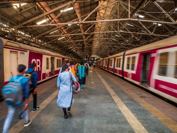 Mumbai, Hindistan - 18 Aralık 2019: Mumbai Suburban Demiryolu, dünyanın en yoğun banliyö demiryolu sistemlerinden biri.