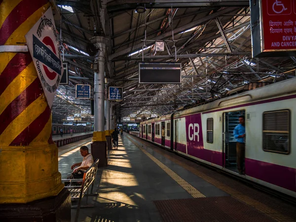インド ムンバイ 2019年12月18日 ムンバイの労働者階級のための最も忙しい鉄道駅の1つであるCst駅で 地域のマラシ語で書かれたCst駅の名前 — ストック写真