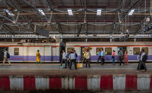 Mumbai India Diciembre 2019 Pasajeros Identificados Caminando Una Plataforma Horas —  Fotos de Stock
