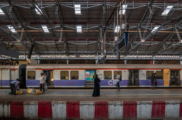 Βομβάη Ινδία Δεκεμβρίου 2019 Άγνωστη Μουσουλμάνα Που Στέκεται Πλατφόρμα Στο — Φωτογραφία Αρχείου