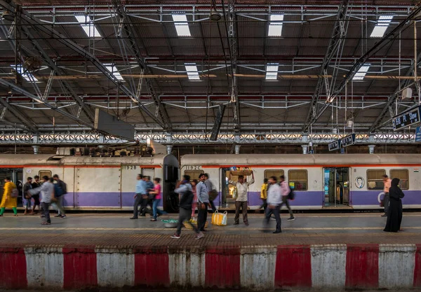 インドのムンバイ 12月18 2019 ムンバイの労働者階級のための最も忙しい鉄道駅の1つであるCst駅でラッシュ時にプラットフォームを歩く未確認の乗客 — ストック写真