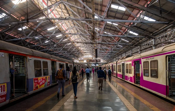 Mumbai Índia Dezembro 2019 Passageiros Não Identificados Andando Uma Plataforma — Fotografia de Stock