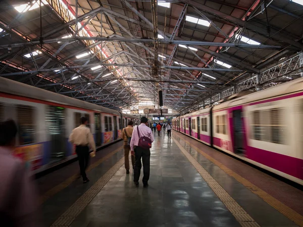 Mumbai India Diciembre 2019 Pasajeros Identificados Caminando Trenes Mumbai Corriendo — Foto de Stock