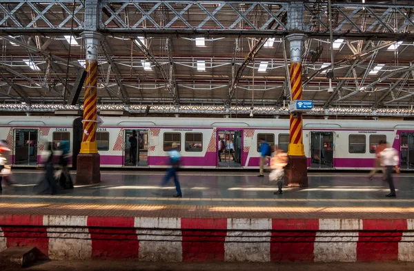 Mumbai, Hindistan - 18 Aralık 2019: Kimliği belirsiz yolcular (bulanık yüzler) Mumbai 'deki işçi sınıfı için en yoğun tren istasyonlarından biri olan CST istasyonunda yoğun saatlerde bir platformda yürüyorlar
