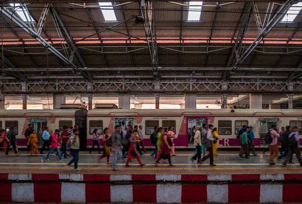 Mumbai India Diciembre 2019 Pasajeros Identificados Caminando Una Plataforma Horas — Foto de Stock