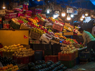 Mumbai, Hindistan - 18 Aralık 2019: Crowford pazarında Hint meyve satıcısı. Meyve satıcıları Hint şehirleri ve şehirleri boyunca yol kenarındaki dükkanlarda satılıyor..
