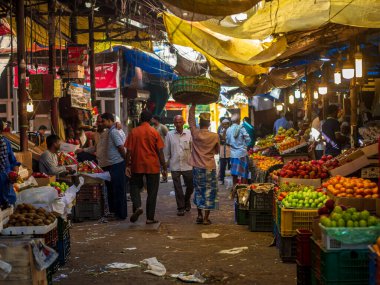 Mumbai, Hindistan - 18 Aralık 2019: Güney Mumbai 'de meyve pazarında boş el arabası taşıyan bir hamal