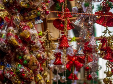 Mumbai yerel pazarında Noel çanları ve dekoratif eşyalar.