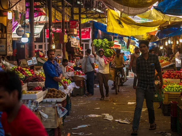 インドのムンバイ 12月18 2019 南ムンバイの果物市場でバナナの束を肩に担いで運ぶポーター — ストック写真