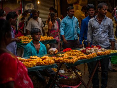Mumbai, Hindistan - 21 Temmuz 2019: Meşgul Çiçek pazarı Mumbai 'de Diwali kutlamalarına hazır