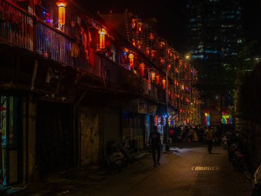 Mumbai, Hindistan - 28 Ekim 2019: Diwali vesilesiyle evlerin önünde asılı renkli Akash Kandil / fener ışıkları