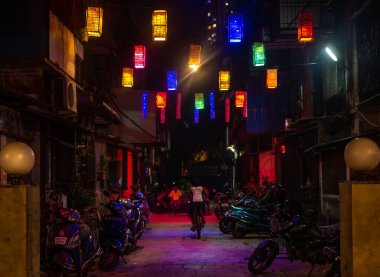 Mumbai, Hindistan - 28 Ekim 2019: Diwali vesilesiyle evlerin önünde asılı renkli Akash Kandil / fener ışıkları
