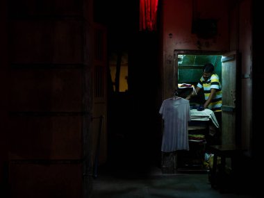 Mumbai, Hindistan - 28 Ekim 2019: Güney Mumbai 'de yaşamak için ütü yapan Hintli adam