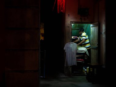 Mumbai, Hindistan - 28 Ekim 2019: Güney Mumbai 'de yaşamak için ütü yapan Hintli adam