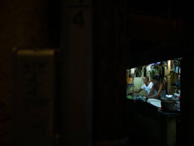 Mumbai, Hindistan - 28 Ekim 2019: Güney Mumbai 'de yaşamak için ütü yapan Hintli adam