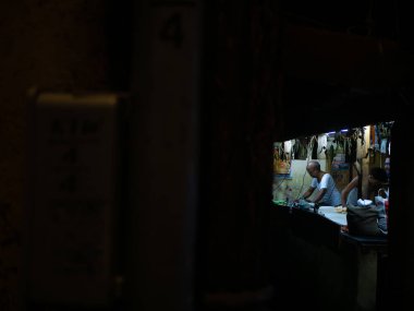 Mumbai, Hindistan - 28 Ekim 2019: Güney Mumbai 'de yaşamak için ütü yapan Hintli adam