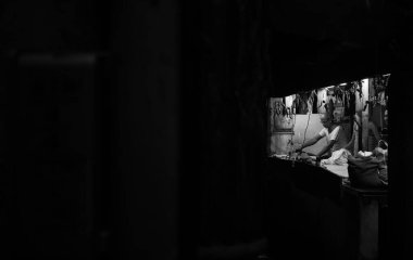 Mumbai, Hindistan - 28 Ekim 2019: Güney Mumbai 'de yaşamak için ütü yapan Hintli adam