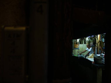 Mumbai, Hindistan - 28 Ekim 2019: Güney Mumbai 'de yaşamak için ütü yapan Hintli adam