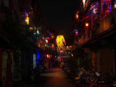 Mumbai, Hindistan - 28 Ekim 2019: Diwali vesilesiyle evlerin önünde asılı renkli Akash Kandil / fener ışıkları