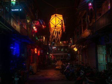 Mumbai, Hindistan - 28 Ekim 2019: Diwali vesilesiyle evlerin önünde asılı renkli Akash Kandil / fener ışıkları