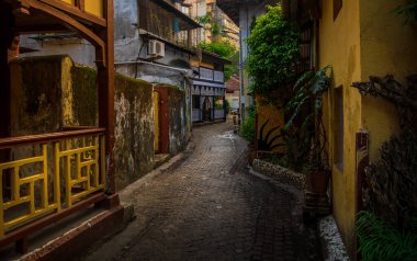 Mumbai, Hindistan - 11 Kasım 2019: Güney Mumbai 'de Khotachiwadi' nin bir şeridindeki miras evleri