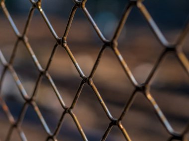 Mumbai yerel tren penceresi, yerel tren penceresinden bulanık manzara, Hint demiryolları.