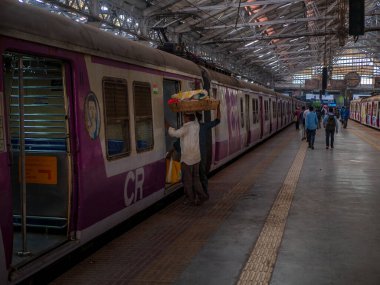 Mumbai, Hindistan - 14 Aralık 2019: Chhatrapati Shivaji Terminus Tren İstasyonu 'ndaki Laguauge kompartımanında yürüyen gezginler, tarihi bir tren istasyonu ve Mumbai, Maharashtra, Hindistan' daki UNESCO Dünya Mirası Bölgesi