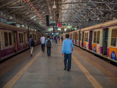 Mumbai, Hindistan - 14 Aralık 2019: Chhatrapati Shiminus Tren İstasyonu, tarihi bir tren istasyonu ve Mumbai, Maharashtra, Hindistan 'da bir UNESCO Dünya Mirasları Alanı içinde yürüyen banliyö sakinleri