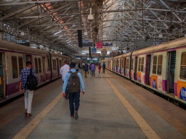 Mumbai, Hindistan - 14 Aralık 2019: Chhatrapati Shiminus Tren İstasyonu, tarihi bir tren istasyonu ve Mumbai, Maharashtra, Hindistan 'da bir UNESCO Dünya Mirasları Alanı içinde yürüyen banliyö sakinleri
