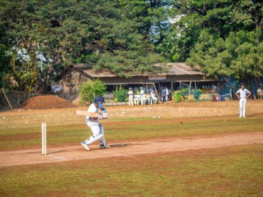 Mumbai, Hindistan - 14 Aralık 2019: Çocukların Mumbai topraklarında uyguladığı Hindistan 'ın en ünlü sporu
