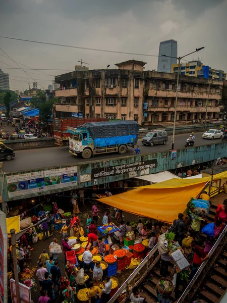Mumbai, Hindistan - 21 Temmuz 2019: Meşgul Çiçek pazarı Mumbai 'de Diwali kutlamalarına hazır