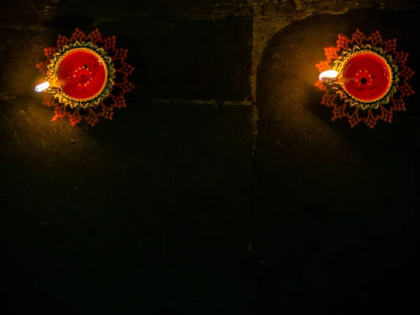 光の祭りを祝うために点灯伝統的なDiyaランプ Diwali — ストック写真